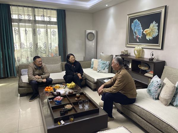 彩神v集团等三家公司工会看望慰问退休职工